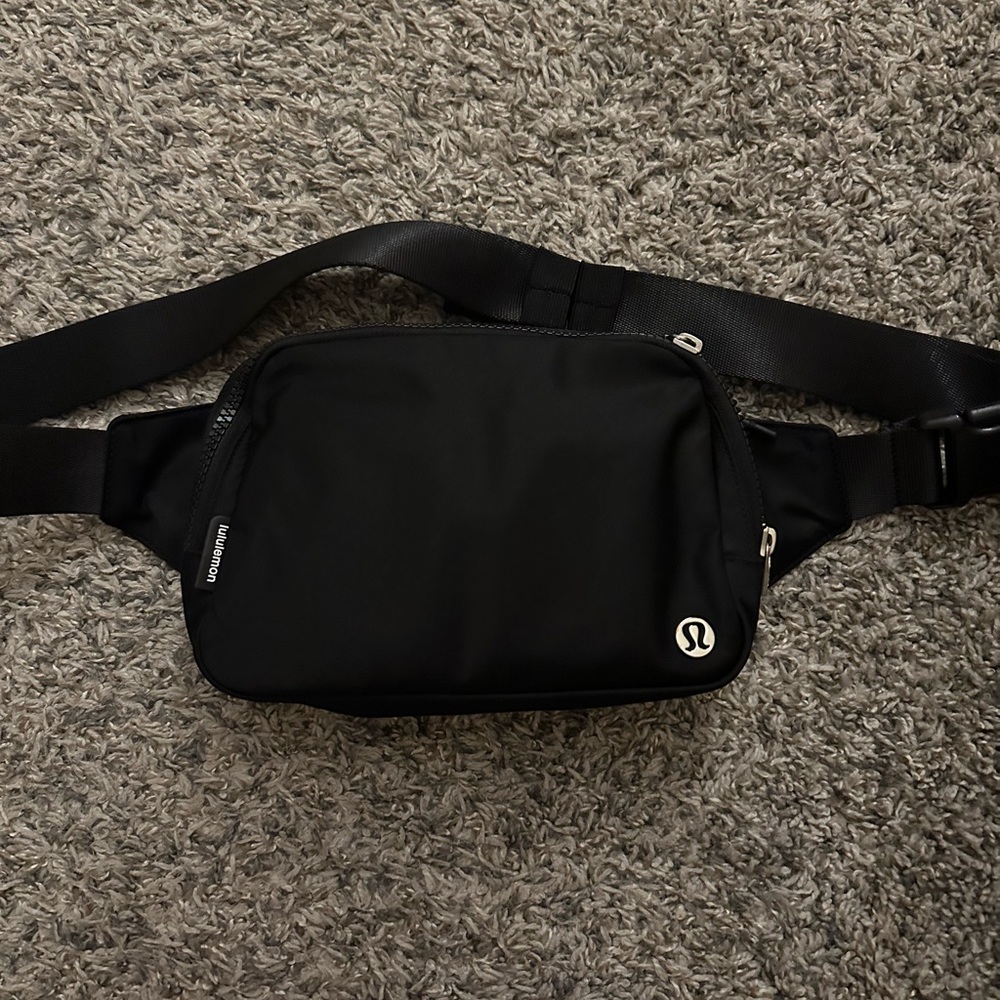 Lululemon wear everywhere belt bag large black